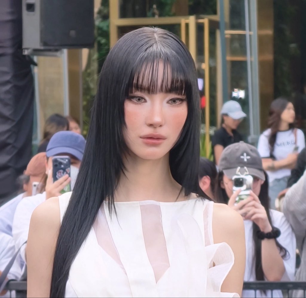 meawmeow888's tweet photo. สวยอินเตอร์สะกดทุกสายตา! ✨ 
"จิงจิง" กับลุคสุดปังในงาน ELLE Fashion Week 2026 🖤 สวย เท่ เซ็กซี่ ครบจบในคนเดียว! ใครโดนตกบ้างคอมเมนต์มาเลยยย 

#EFW26xJingjingYu #EFW26ATICONSIAM https://t.co/tUCcaeRJLE