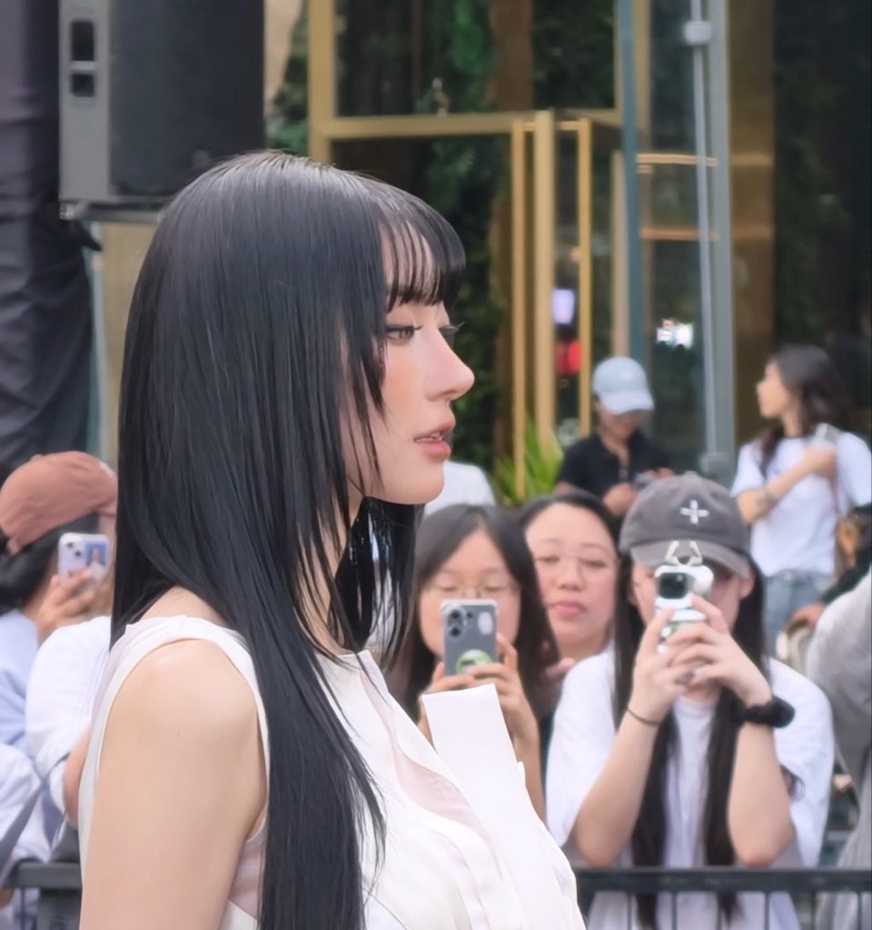 meawmeow888's tweet photo. สวยอินเตอร์สะกดทุกสายตา! ✨ 
"จิงจิง" กับลุคสุดปังในงาน ELLE Fashion Week 2026 🖤 สวย เท่ เซ็กซี่ ครบจบในคนเดียว! ใครโดนตกบ้างคอมเมนต์มาเลยยย 

#EFW26xJingjingYu #EFW26ATICONSIAM https://t.co/tUCcaeRJLE