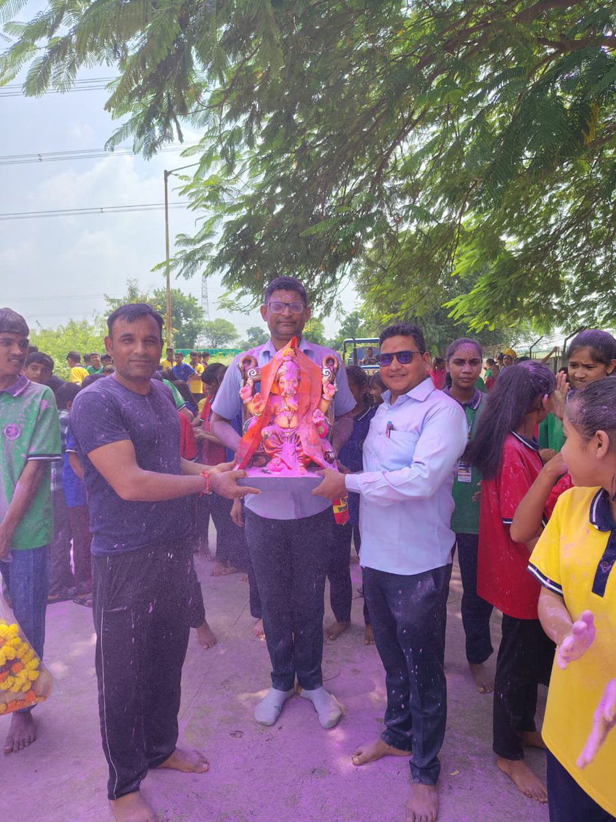EmrsGarbada's tweet photo. EMRS गरबाड़ा दाहोद में स्टूडेंट्स और स्टाफ़ की मौजूदगी में भगवान गणेश विसर्जन का शुभ कार्यक्रम आयोजित किया गया... आइए, हम सब मिलकर भगवान से सभी के सुखद और स्वस्थ भविष्य के लिए प्रार्थना करें
..#ganpatibappamoriya @NESTSHQ @gstesgnr https://t.co/nks6Xb6IoK