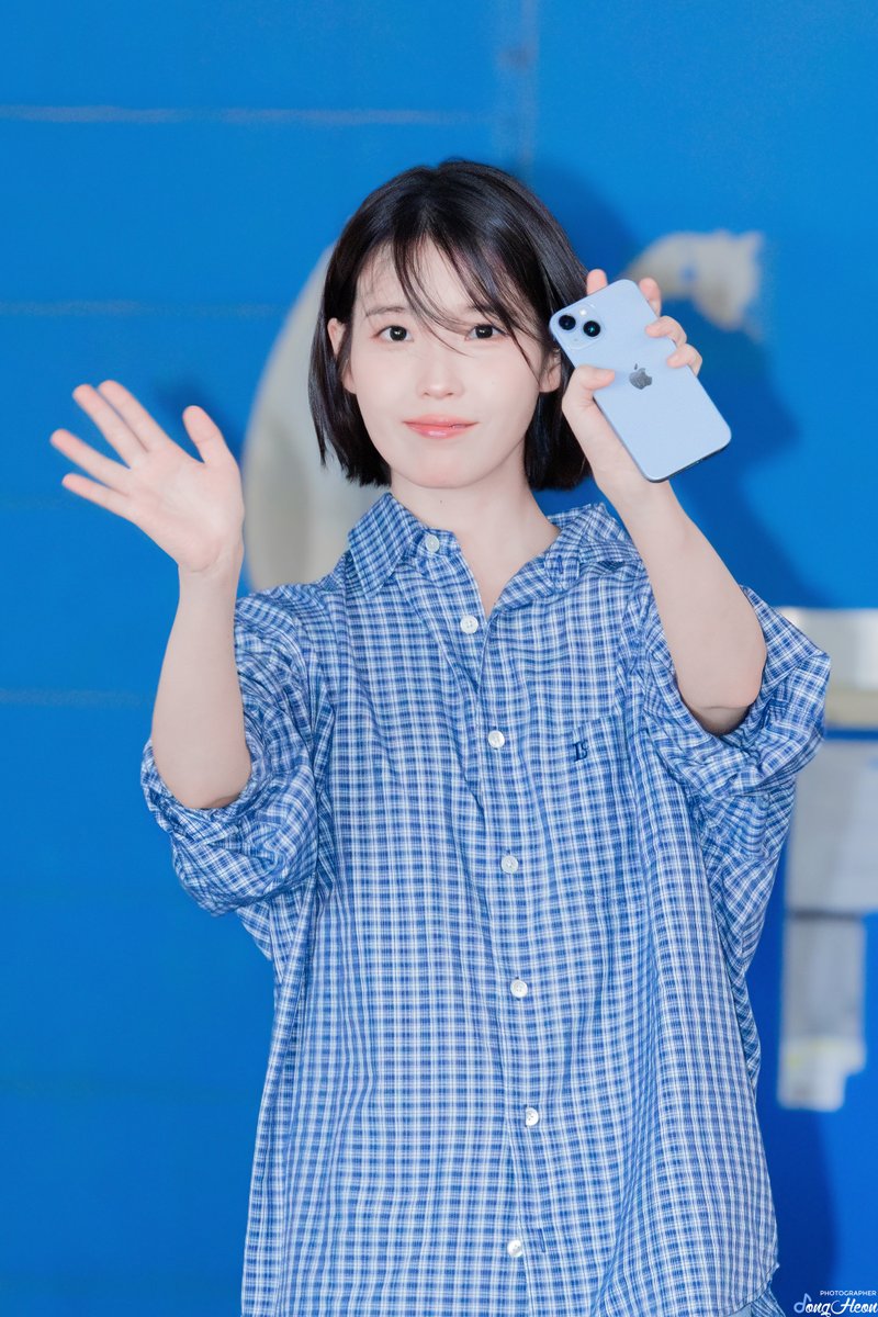 JongHeon_IU0516's tweet photo. 260920 아이유 더골든아워 &amp; 더위닝 무대인사 퇴근길

#아이유 #IU https://t.co/FRZXBKcZJa