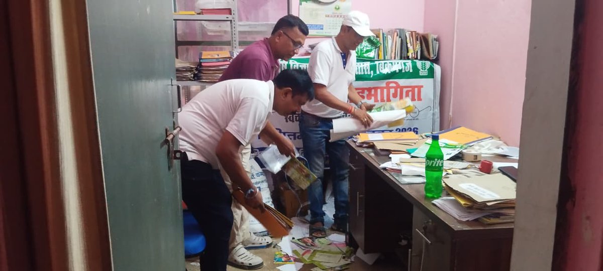 rohtaskvk's tweet photo. Cleaning of Office desk and removal of old files and banners in KVK Rohtas, Bikramganj under SBM https://t.co/m7NX4SY8kg