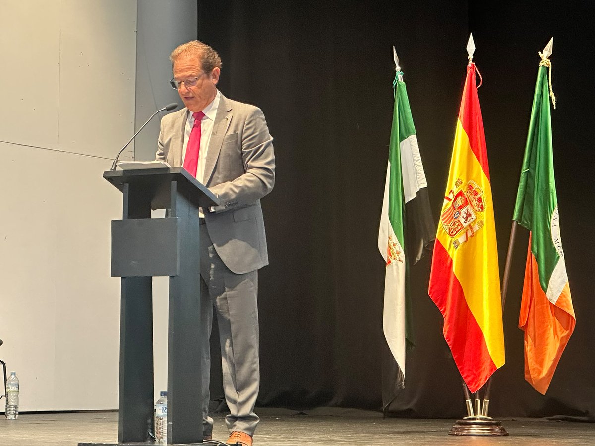 copitiba's tweet photo. 🎓 ¡Enhorabuena a la nueva promoción de la Escuela de Ingenierías Industriales de Badajoz!

⚙️👏Acompañamos a los graduados en un día clave para su futuro. ¡COPITIBA estará a vuestro lado en este camino! 

📲 https://t.co/7ExjlSiPL5 https://t.co/rlstEQrZB8