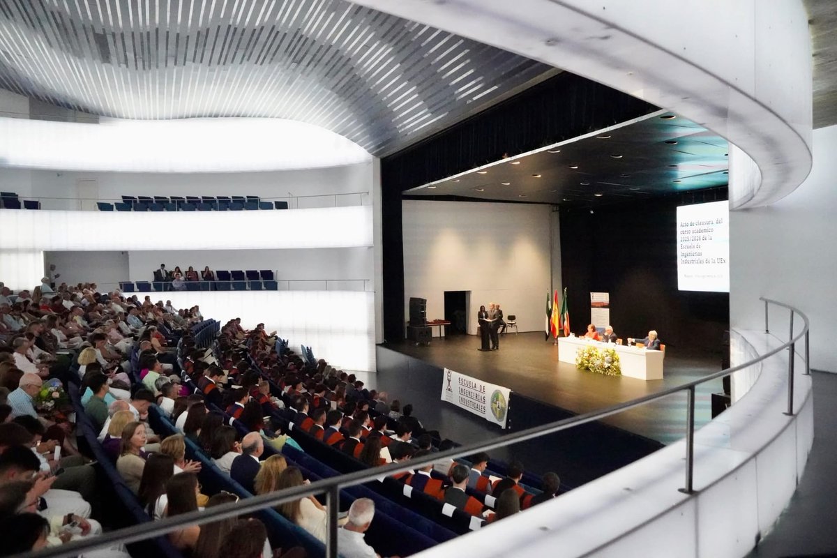 copitiba's tweet photo. 🎓 ¡Enhorabuena a la nueva promoción de la Escuela de Ingenierías Industriales de Badajoz!

⚙️👏Acompañamos a los graduados en un día clave para su futuro. ¡COPITIBA estará a vuestro lado en este camino! 

📲 https://t.co/7ExjlSiPL5 https://t.co/rlstEQrZB8