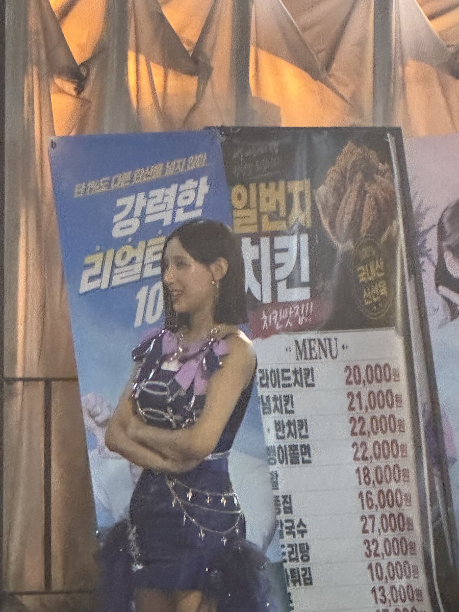moingmomo's tweet photo. 압구정에서 초원이 봤어요!@!!! 저도 이 사실이 안믿김 (스케 맞는거같아서 올려요)
어제 저녁에 야근 끝나고 길가다가 봤어요
컨포 의상 입고있어서 바로 알아봄 ㅠㅠㅠㅠㅠㅠ
#초원 #라잇썸 https://t.co/SMcZX6Rfa0
