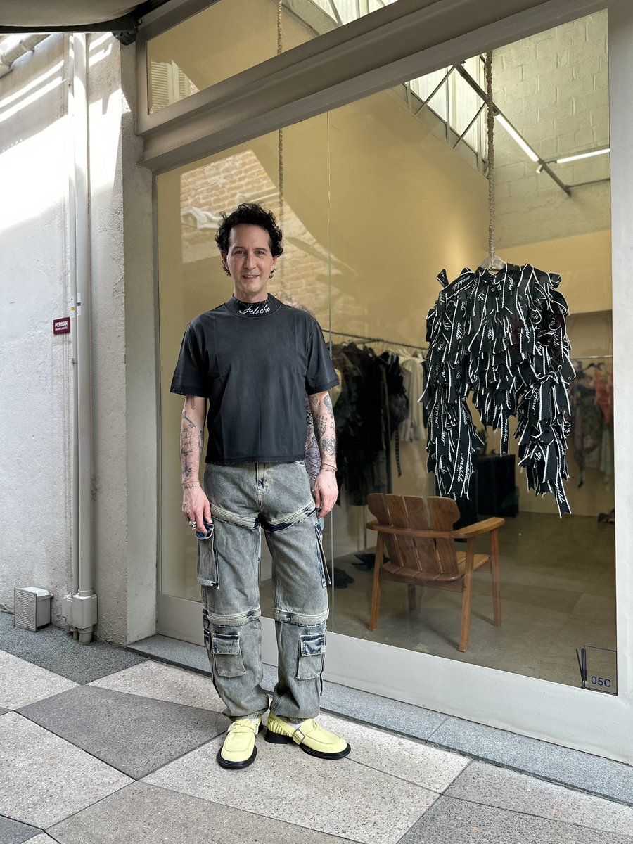 ArlindoGrund's tweet photo. A @maldito.paris, por @franciscoterra, chegou com sua pop-up (uma loja temporária) e, claro, fui conferir de perto. Vem ver!

Obrigado pelo carinho e pela recepção, @aliceguel_ e @bemnegrona. ❤️

Uma marca que traz identidade, atitude e muita força para a moda.

E você, já conhecia a Maldito Paris?

#ArlindoAma #Moda #Looks #DicasDeModa

 https://t.co/fhDMwaPQyJ ;-)