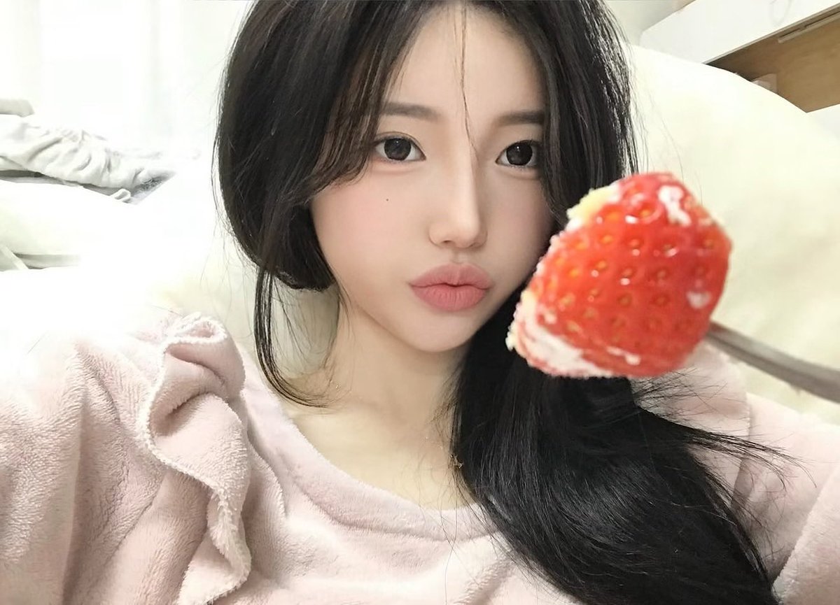 prncssalexx's tweet photo. Casual posting because my pretty face alone is enough to push you simps over the edge 💗 

Send $30 for the chocolate-covered strawberries https://t.co/Pvdbn93red
