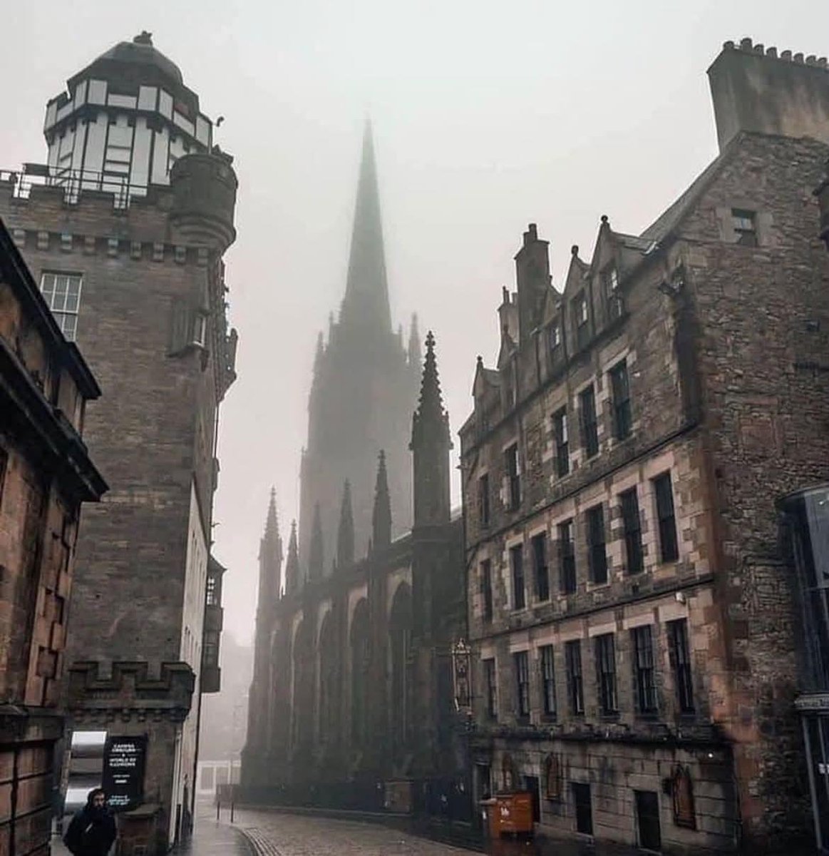 InFiniteH0riZ0n's tweet photo. Rainy day in Edinburgh https://t.co/oEwTwGFhZG