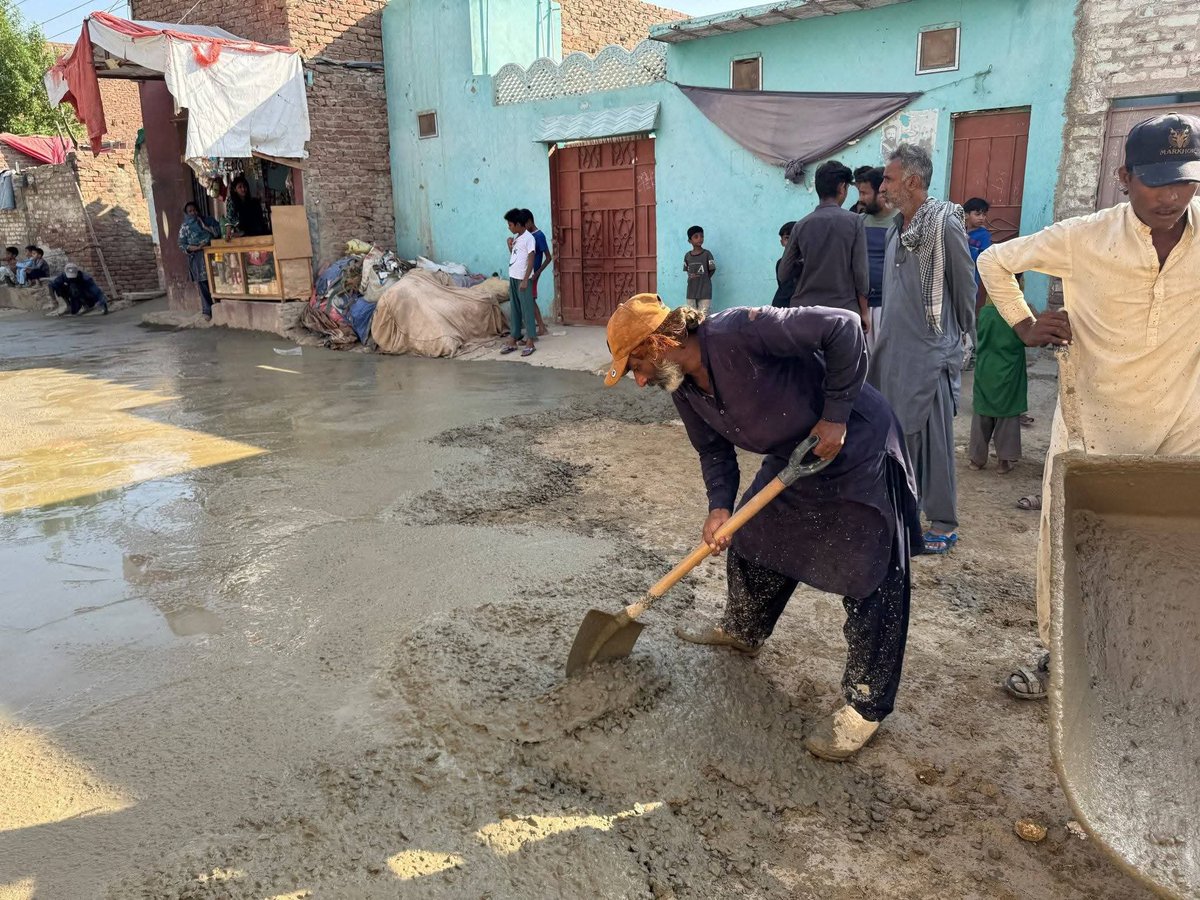 Kainatkhan4y's tweet photo. پی ایس-63 یوسی-136 میں سی سی روڈ کی تعمیر شروع کر دی گئی میئر حیدرآباد @KashifShoroPPP کی ہدایات اور سیدہ @humia_naqvi کی نگرانی میں جاری کام سے مقامی گلیوں اور راستوں کا انفراسٹرکچر بہتر ہوگا۔

#HyderabadDevelopment #PS63 #UC136 https://t.co/rVBRLvtydq