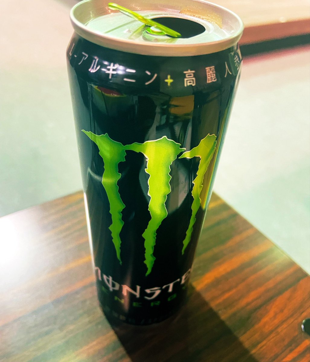 tdkrrrrrr's tweet photo. 稽古場の自販機、最近MONSTERが1枠から2枠に増えた。絶対に私のせいである。

明日から久しぶりに劇場じゃ���〜 https://t.co/qbHgde0aiq