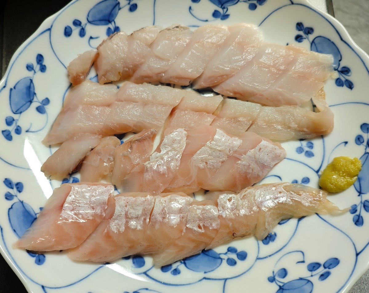 day206s16's tweet photo. ようやく食べれる
48時間冷凍した八角の刺身😋 https://t.co/sYfzh6vNqx
