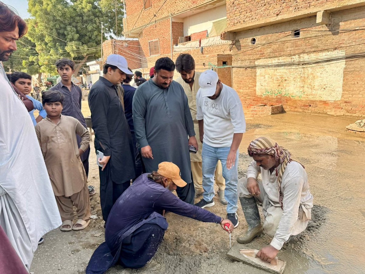 Kainatkhan4y's tweet photo. پی ایس-63 یوسی-136 میں سی سی روڈ کی تعمیر شروع کر دی گئی میئر حیدرآباد @KashifShoroPPP کی ہدایات اور سیدہ @humia_naqvi کی نگرانی میں جاری کام سے مقامی گلیوں اور راستوں کا انفراسٹرکچر بہتر ہوگا۔

#HyderabadDevelopment #PS63 #UC136 https://t.co/rVBRLvtydq
