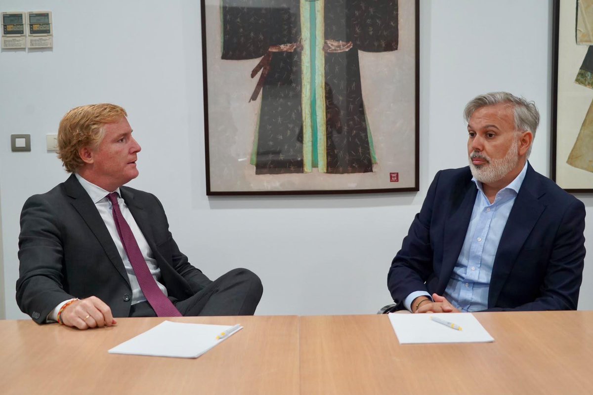 fundacionyuste's tweet photo. 🤝 La Fundación Academia Europea e Iberoamericana de Yuste refuerza su plan de actuación con nuevas actividades en Cáceres y Badajoz.
El director de @fundacionyuste, Fernando Pizarro, se ha reunido con los alcaldes de las dos capitales extremeñas, Rafael Mateos e Ignacio Gragera, para estrechar lazos de colaboración y promover iniciativas conjuntas.

➕ℹ️ https://t.co/5XIBuFl3ux

#FundaciónYuste #Cultura #ActividadesCulturales #Extremadura #Cáceres #Badajoz #Europa #Iberoamérica #CooperaciónCultural #Patrimonio #PlanDeActuación

@presidenciaEXT
@exteriorEXT
@PabloHurtadoEXT
@fernandopgp 
@Ayto_Caceres 
@r_mateos 
@aytodebadajoz 
@BarreraGragera