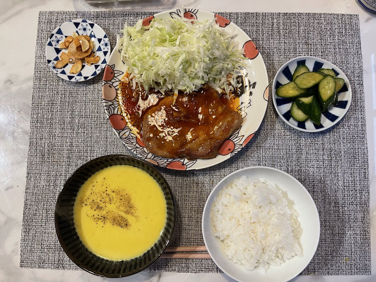 OL_moppu's tweet photo. 【ガリバタポーク】
合計2,381円
かぼちゃポタージュも。2歳もお肉8割食べてタンパク質摂取◎
------------
豚ロース　1,779円
キャベツ　26円
ニンニク　60円
かぼちゃ　290円
玉ねぎ　26円
バター　127円
牛乳　73円
#夕食 https://t.co/8f7qp273Kf