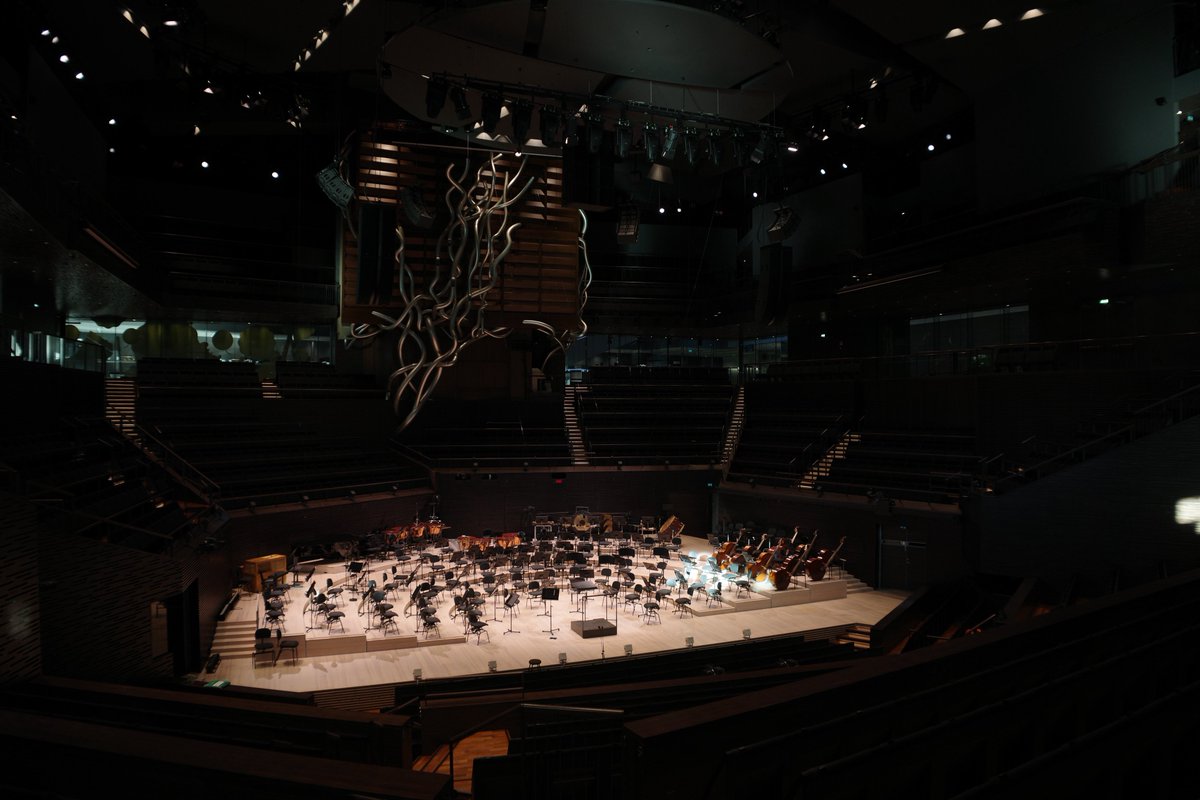 HigashiRyota_Vl's tweet photo. 3日前からフィンランドに来ています🇫🇮

今日は、Helsinki Music Centre(Musiikkitalo)にて、ヘルシンキ・フィルハーモニー管弦楽団とのシベコンのリハーサル🎻

ヘルシンキ・フィルとフィンランド放送交響楽団、フィンランドを代表する２つのオーケストラが本拠地とするホールということもあり、滑らかな素晴らしい響き。

うねうねしてるやつは、モダンパイプオルガンらしい👀
初めて見たチェロの置き方！