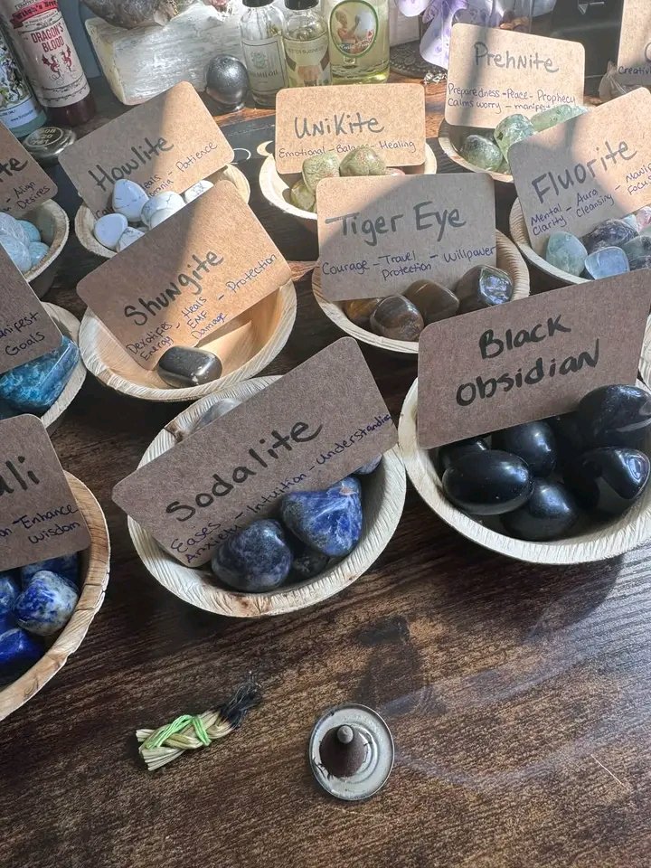 ashleystephh's tweet photo. Someone placed a HUGE order last night and I just want to say THANK YOU! 🥹🙏🏾💎✨ And all the CRYSTALS y’all ordered?! 😍🔮 I’m super excited to get everything together. I absolutely LOVE providing beautiful healing crystals and spiritual tools with intention. 💎🌿✨

I appreciate every single order, big or small. Y’all keep Connection 2 Ascension FLOWING! 🧿💰💚✨