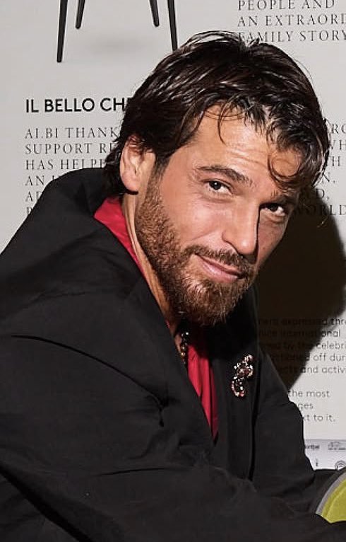 Bella31654810b's tweet photo. Cual es el secreto de la felicidad? No tener secretos!
Feliz martes!#CanYaman https://t.co/VEK9uqsMf6