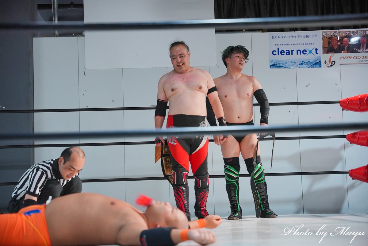 mayu_ust's tweet photo. #RAW93 
セミファイナル③

[SINDICATE]
鴉野ショウ &amp; SUMA(AZW)
                     vs
藪木つとむ &amp; 524(W.I.N)

薮木選手と524選手のタッグ、頑張ったけど、さすがにAZWとW.I.Nのベルト持ってるSINDICATE、強い。 https://t.co/0gDnVMRZz1