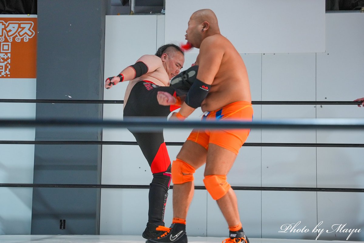 mayu_ust's tweet photo. #RAW93 
セミファイナル③

[SINDICATE]
鴉野ショウ &amp; SUMA(AZW)
                     vs
藪木つとむ &amp; 524(W.I.N)

薮木選手と524選手のタッグ、頑張ったけど、さすがにAZWとW.I.Nのベルト持ってるSINDICATE、強い。 https://t.co/0gDnVMRZz1