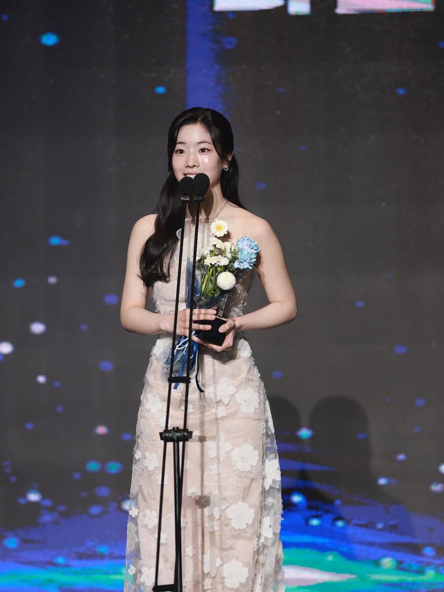 Jeon_Shafatae_7's tweet photo. #Dahyun and #ChaWoomin previously won Best New Actress and Best New Actor, respectively, at the 2025 Seoul Global Movie Awards.

🍎 Dahyun — #YouAretheAppleofMyEye
🎬 Cha Woo-min — #LoveUntangled

Now they’re set to reunite as leads! ✨

#TWICE #GureumiGureumi https://t.co/fpER0z21lz