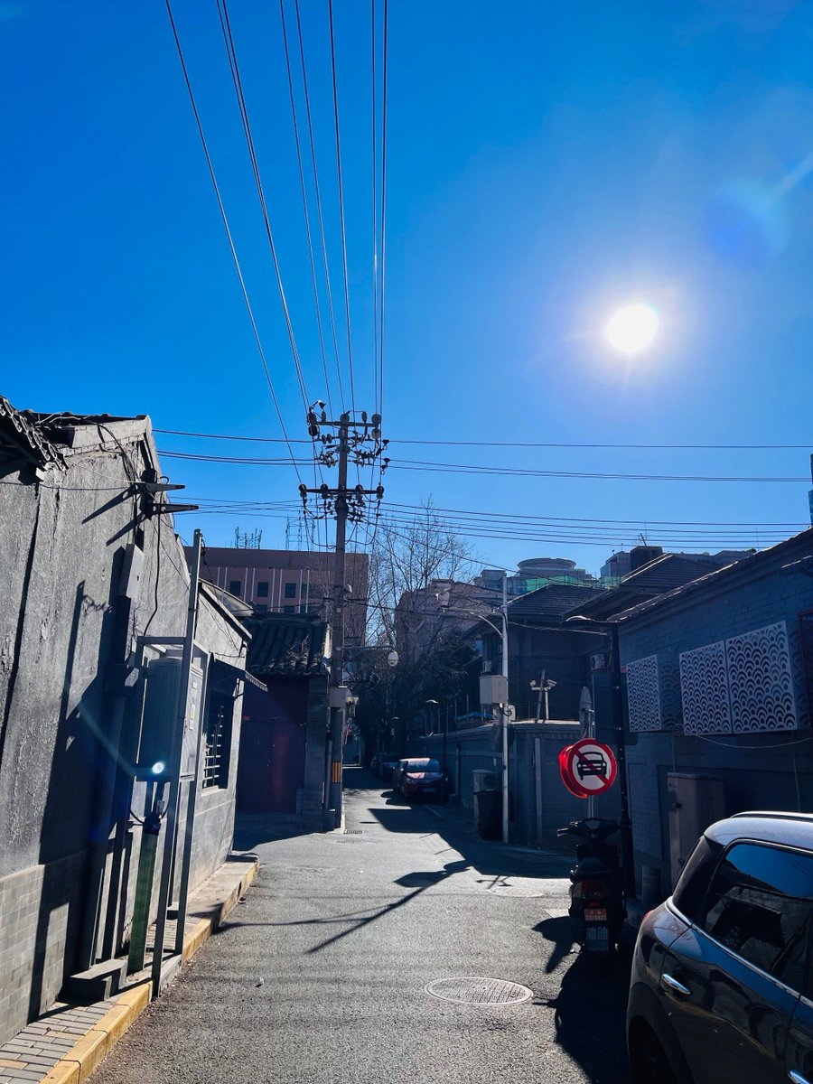 ArdiBheemss's tweet photo. Sunlight through alley wires, a random stop that turned into my favorite shot today , https://t.co/gwBDQlAcEp