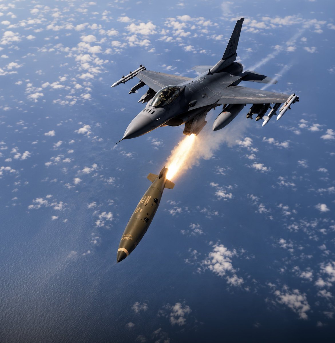 savunmasanayix's tweet photo. SAKLANACAK DELİK KALMADI 🇹🇷

MKE, ABD’nin sığınak delici bombası GBU-57’den daha yüksek delme gücüne sahip bomba geliştirdi.

13 ton ağırlığındaki GBU-57, 60 metreye kadar delme kapasitesine sahipken, Türkiye’nin geliştirdiği sadece 1 tonluk bomba 90 metreye kadar deliyor ve KIZILELMA’ya entegre edilebiliyor.

MKE’nin ürettiği NEB sığınak delici bomba, yapılan testlerde kayalardan oluşan bir adada yüzeyde 90 metre, yataydan 160 metrelik patlama oluşturarak adanın arka tarafını yarıp parçaladı.

Şu anda dünyanın sığınak delici nükleer olmayan en etkili bombasına Türkiye sahip!