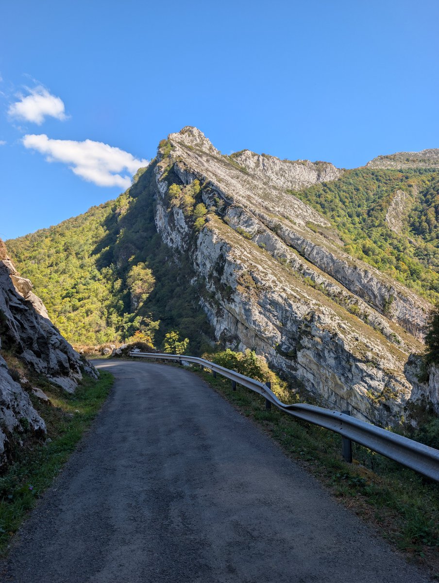 amantes_cycling's tweet photo. Mirador Bedules por Sobrefoz (Asturias)

📏 Longitud 15,5 kilómetros 
📐 Pendiente media 5,7%
📈 Desnivel 870 metros
⛰️ Altitud 1.100 metros

Preciosa ascensión en el corazón del parque Natural de Ponga https://t.co/Z3OqnMaCCW
