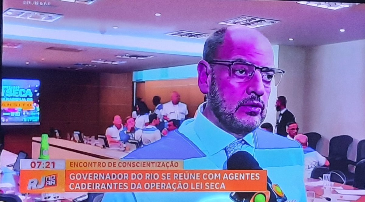 OSWALDINHO85's tweet photo. #RJNoAr
#BalançoGeralRJ
Este aí assumiu o governo do RJ sem voto direto do povo protegido por este STF corrompido e leva tapas no peito do Lula e fica de conversa fiada enquanto os cidadãos de bem continuam sofrendo às consequências da bandidagem e Bandidos no serviço público!... https://t.co/szusHh5hp9