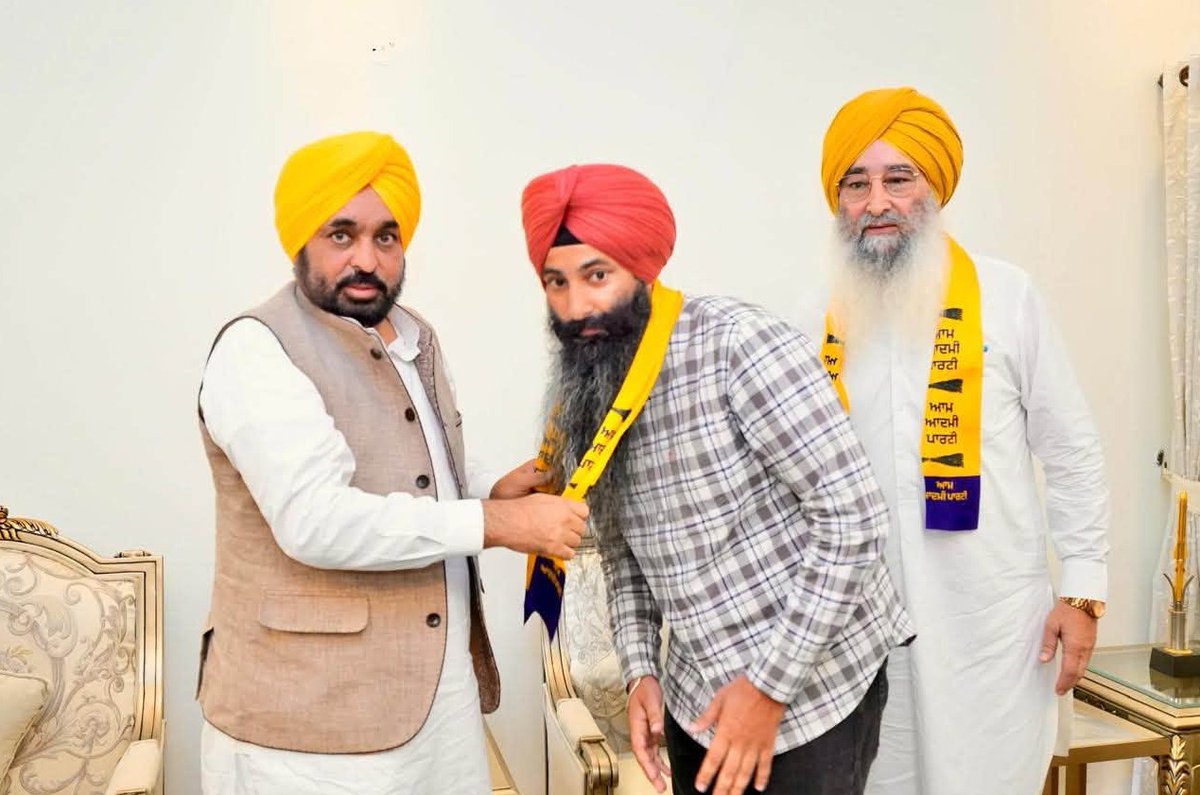 DailyPostPhh's tweet photo. ਅਕਾਲੀ ਦਲ ਦੇ ਆਗੂ ਰਵਿੰਦਰ ਸਿੰਘ ਬ੍ਰਹਮਪੁਰਾ ਆਮ ਆਦਮੀ ਪਾਰਟੀ 'ਚ ਹੋਏ ਸ਼ਾਮਿਲ 

#RavinderSinghBrahmpura #AamAadmiParty #AAP #BhagwantMann #ShiromaniAkaliDal #PunjabPolitics #PunjabNews #DailyPostTV https://t.co/1ZR5V8DfT0