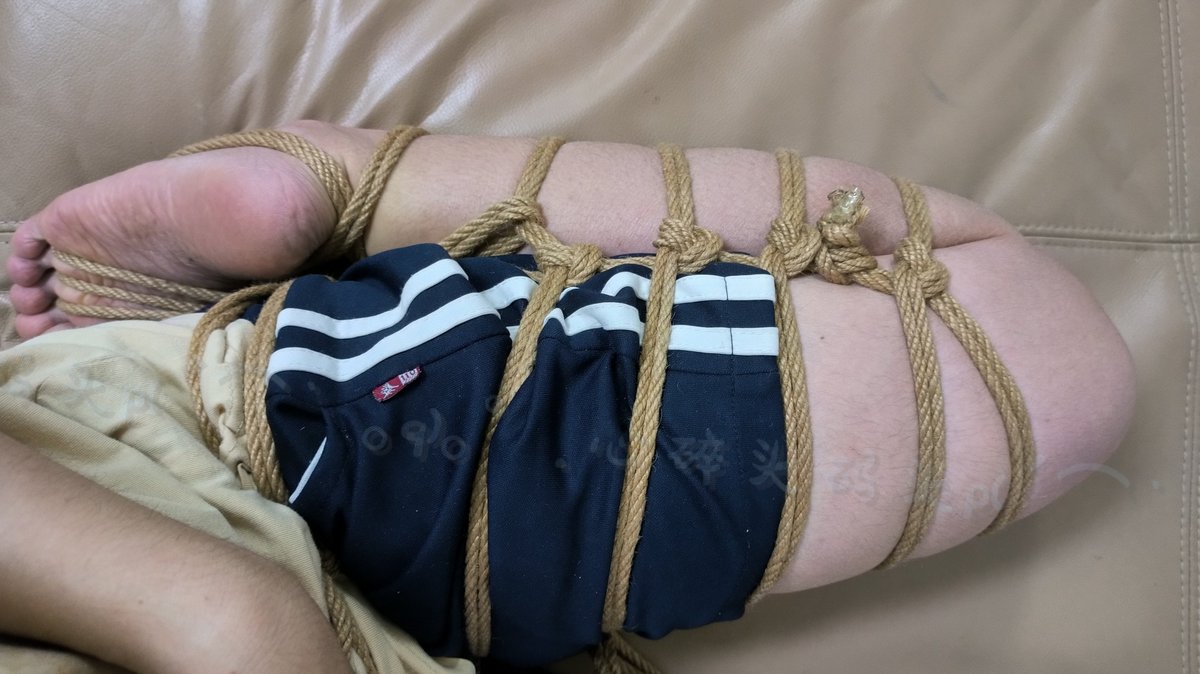 ShibariTomato's tweet photo. 单腿蹦蹦...束缚性非常强。
这是交作业的，教程来自@yeahEDITH
#shibari #kinbaku #绳艺 #花绳 #bondage #折腿缚 https://t.co/r8LRNphf3G