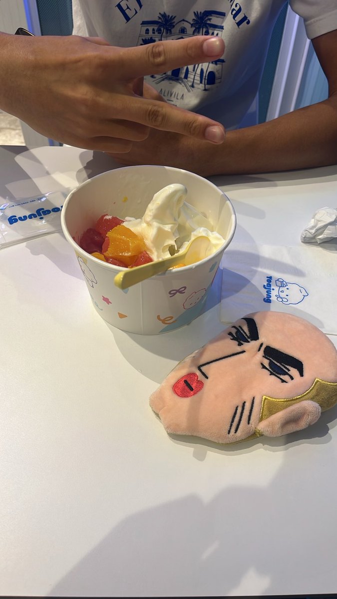 JHJ74qi's tweet photo. 学校の友達とヨアジョン食べに行ったよ~‼️
最近気に入ってるマカオちゃん連れてきた🟡
#bmgate https://t.co/BcYmJFx5FD