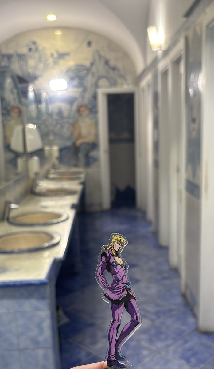 poyo_pn's tweet photo. カプリ島のトイレだよ！ポルポの遺産があるよ！ https://t.co/mhgK8v6Znm