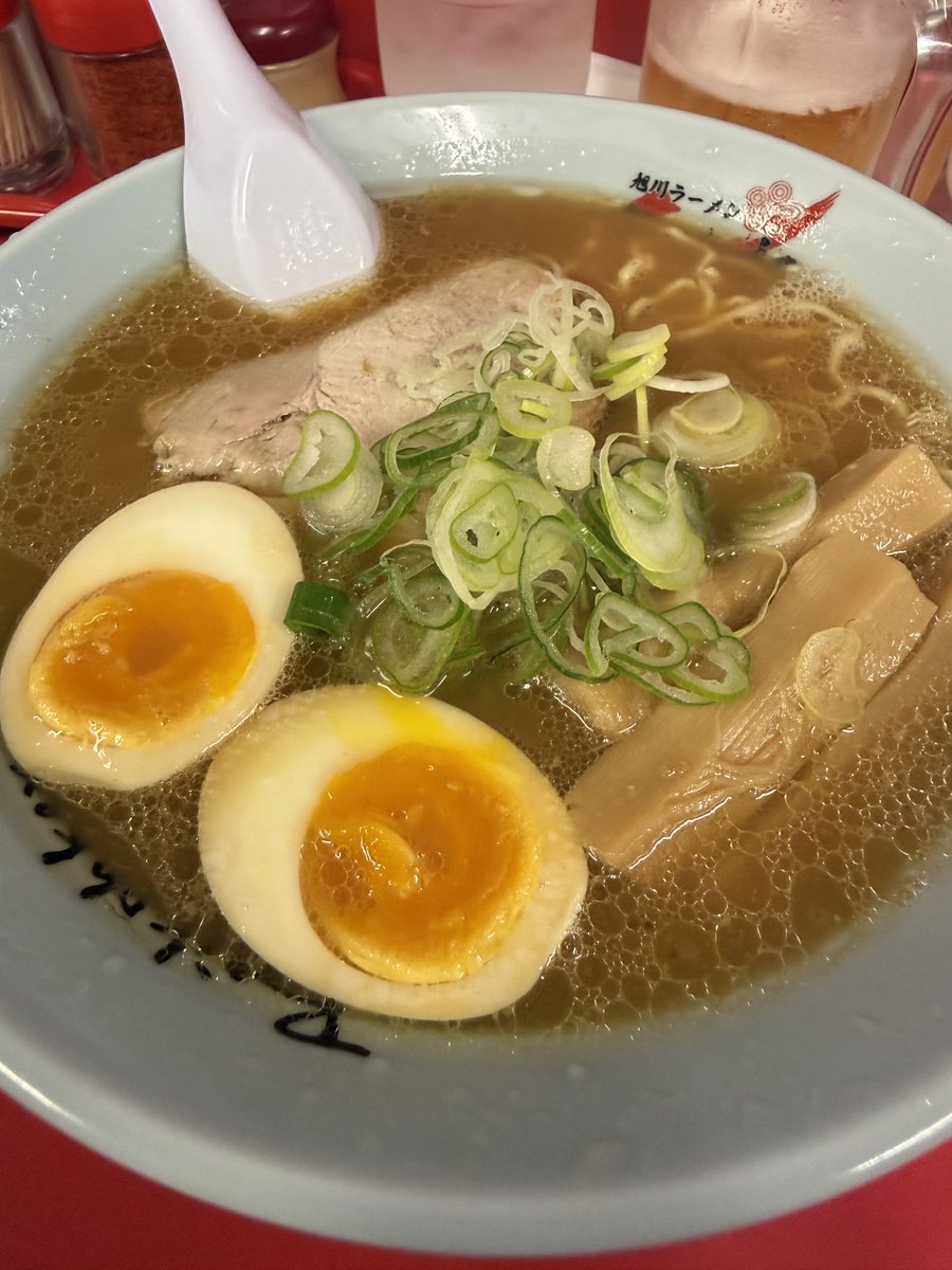uma_834's tweet photo. 温かいものを食べるかということで旭川ラーメン。タイミングよく列が短かったので駅近有名店行ってみた。シンプルに美味しい系。ピリ辛チャーシューが思ったより辛くてビール進む。一味足そうと思った胡椒がドバッと出てスープも辛くなったのが誤算(自業自得) https://t.co/iyCKbmo7xJ