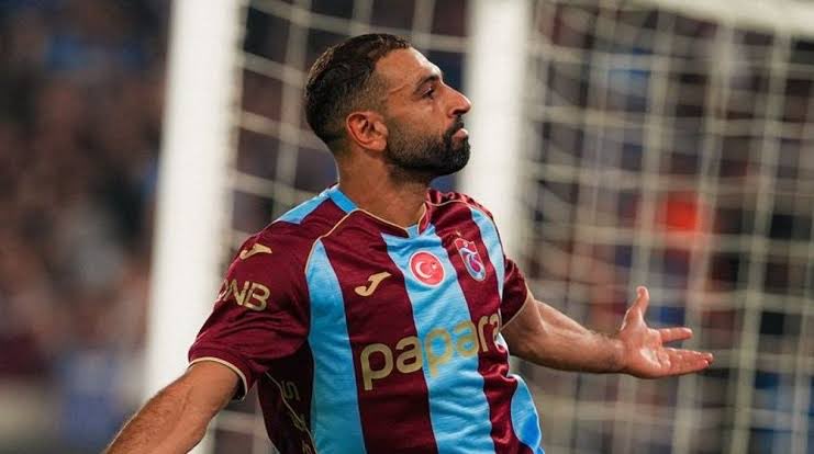 PuskaSports's tweet photo. 🎙️| @SafacanK: "Trabzonspor'da disiplin ve ceza sistemini en çok savunan futbolcu Salah. Analiz toplantısına 10 dakika geç kalanı, idmanı kaçıranı, yemek masasında telefonla uğraşanı direkt uyaran ve rahatsız olan bir adam. Liverpool'daki ceza sistemini ve disiplini buraya entegre etmeye çalışıyor. Bunu istiyor!”