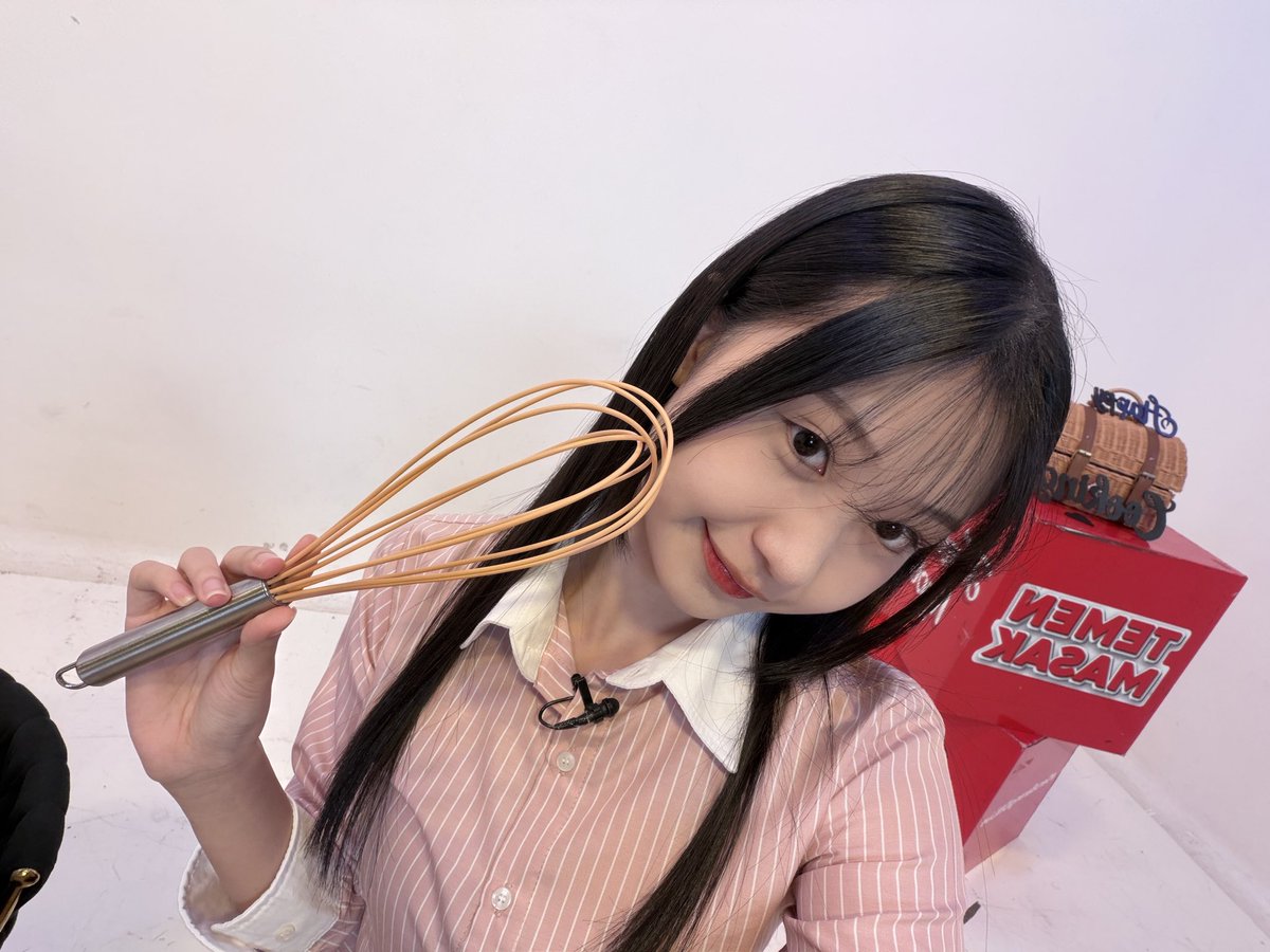 M_MikaelaJKT48's tweet photo. thankyou for today's livee idn!! seruu bgt ih masakk masak gmnn klian nonton ga tdii livenya!?😙💗 jangan lupa cobain resep buat banana uyu sm pizzanya yaa!!😉👌🏻 https://t.co/oJHoNlvHK1