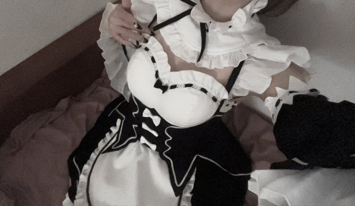 sillyonlinegf's tweet photo. Your maid 🤍 https://t.co/aeke5vBN81
