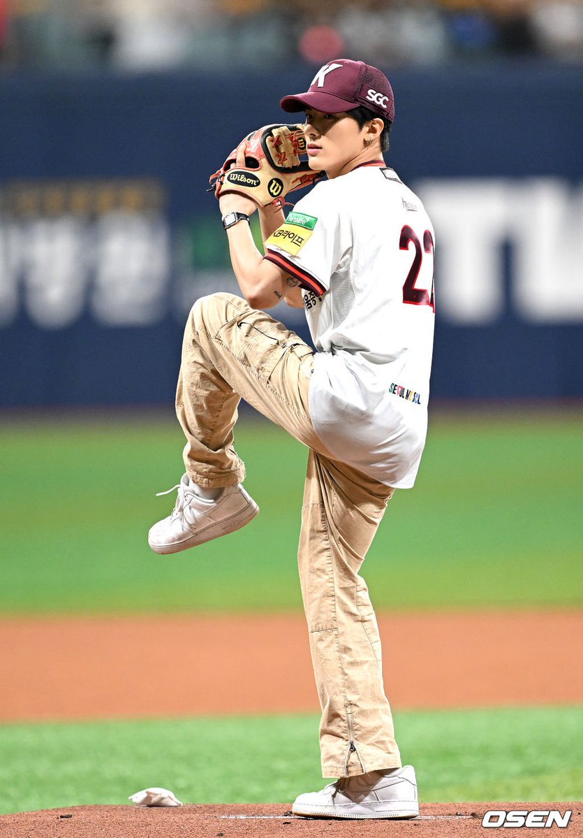 kirrawk's tweet photo. Eric's first pitch ⚾️
#영재의_3번째_키움시구_축하해 
#Winning_Fairy_Eric

230527                    250419                     260922 https://t.co/ghlo9wdOGs
