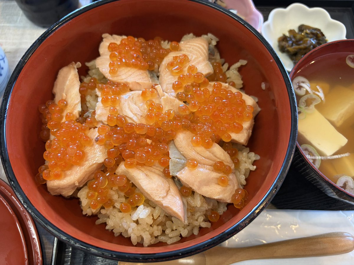 angellako's tweet photo. 亘理のはらこ飯食べましたー！
美味しすぎ！！
親友ありがとー💕
#亘理
#はらこ飯 https://t.co/E84qXZcSUt