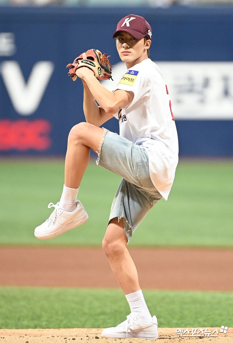 kirrawk's tweet photo. Eric's first pitch ⚾️
#영재의_3번째_키움시구_축하해 
#Winning_Fairy_Eric

230527                    250419                     260922 https://t.co/ghlo9wdOGs