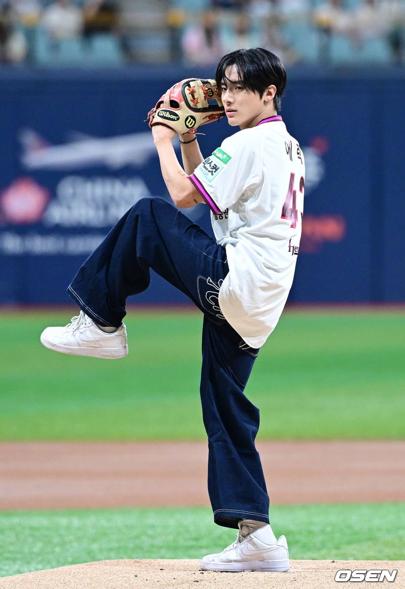 kirrawk's tweet photo. Eric's first pitch ⚾️
#영재의_3번째_키움시구_축하해 
#Winning_Fairy_Eric

230527                    250419                     260922 https://t.co/ghlo9wdOGs