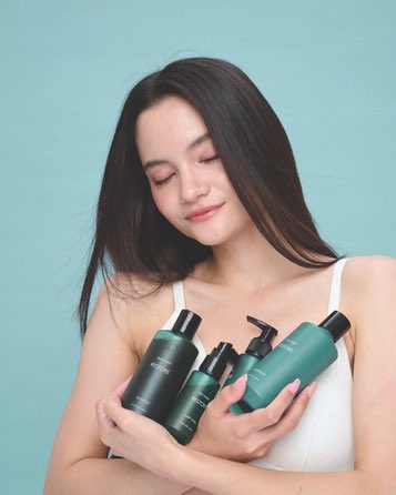 SkinSyrupp's tweet photo. Meet our hair care essentials 🌿

Restore — สำหรับหนังศีรษะมันและไม่สมดุล
Abracadabra — สำหรับปัญหาผมร่วงและการดูแลการงอกใหม่
Flake Free — สำหรับรังแคและหนังศีรษะที่มีปัญหา

เพราะการดูแลผมที่ดี เริ่มจากการเลือกให้ตรงกับปัญหา ♡

 #Skinsyrup https://t.co/n2HZvRizj9