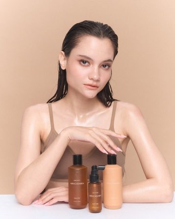 SkinSyrupp's tweet photo. Meet our hair care essentials 🌿

Restore — สำหรับหนังศีรษะมันและไม่สมดุล
Abracadabra — สำหรับปัญหาผมร่วงและการดูแลการงอกใหม่
Flake Free — สำหรับรังแคและหนังศีรษะที่มีปัญหา

เพราะการดูแลผมที่ดี เริ่มจากการเลือกให้ตรงกับปัญหา ♡

 #Skinsyrup https://t.co/n2HZvRizj9