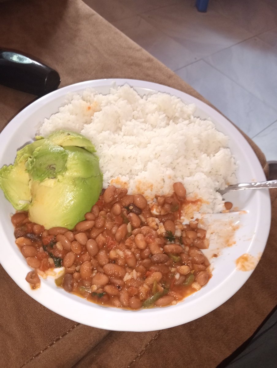 TheGreatOmwami's tweet photo. What I am having for lunch as a brokie living in the outcasts of Nairobi Kenya 😋
Habari yako 🇰🇪🖐️ https://t.co/E1F0mQehx8
