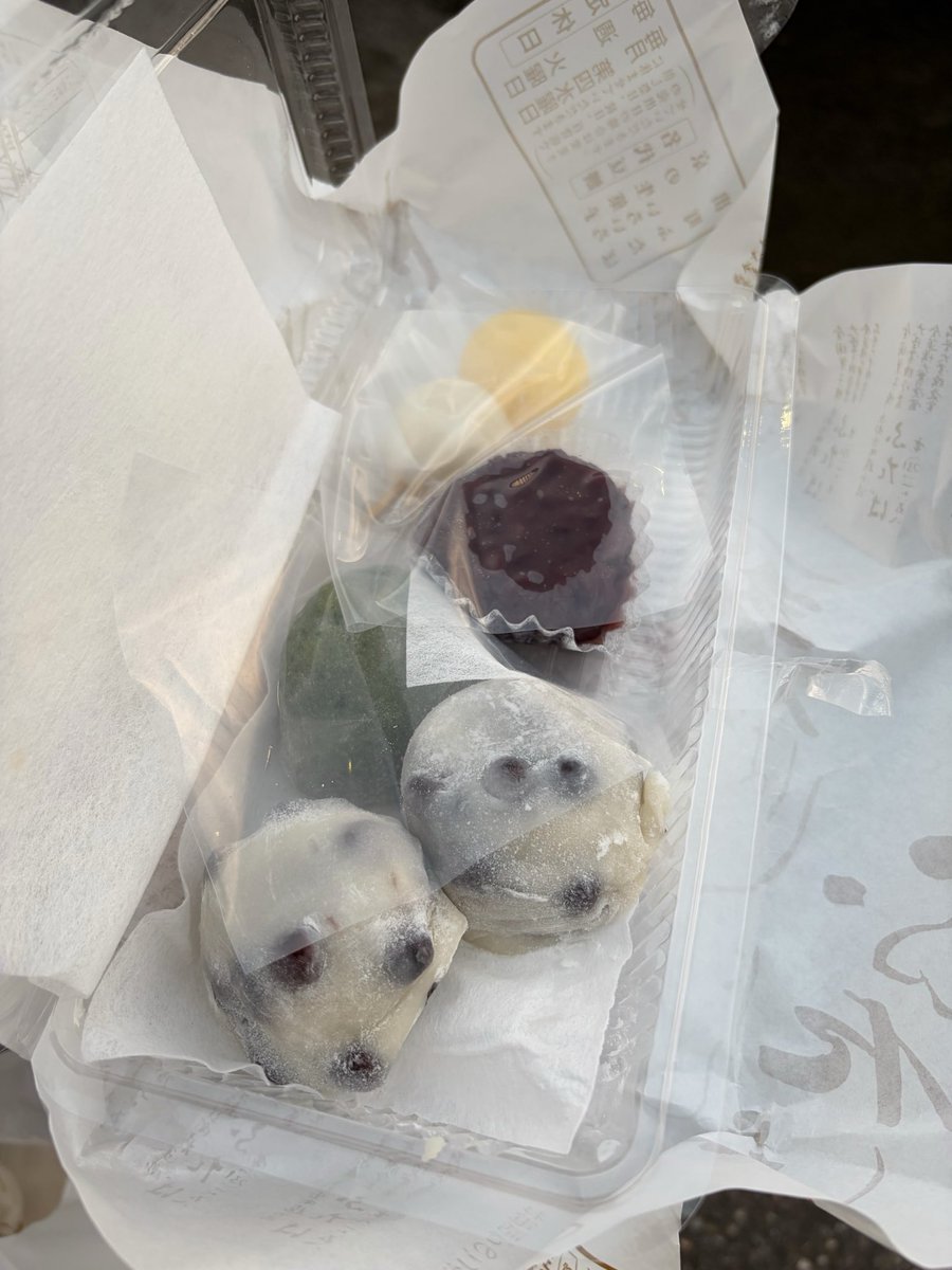 knm0q0's tweet photo. 延泊して京都を満喫してきました🍵🍡

外観可愛くて気になっていた大正から続く銭湯♨️、大好きなふたばの豆餅達、前回来た時どハマりした生麩田楽🍢✨。30年振りの清水寺で引いたくじは凶でした⛩️京だけに🙄? https://t.co/wc9UjgAHvu