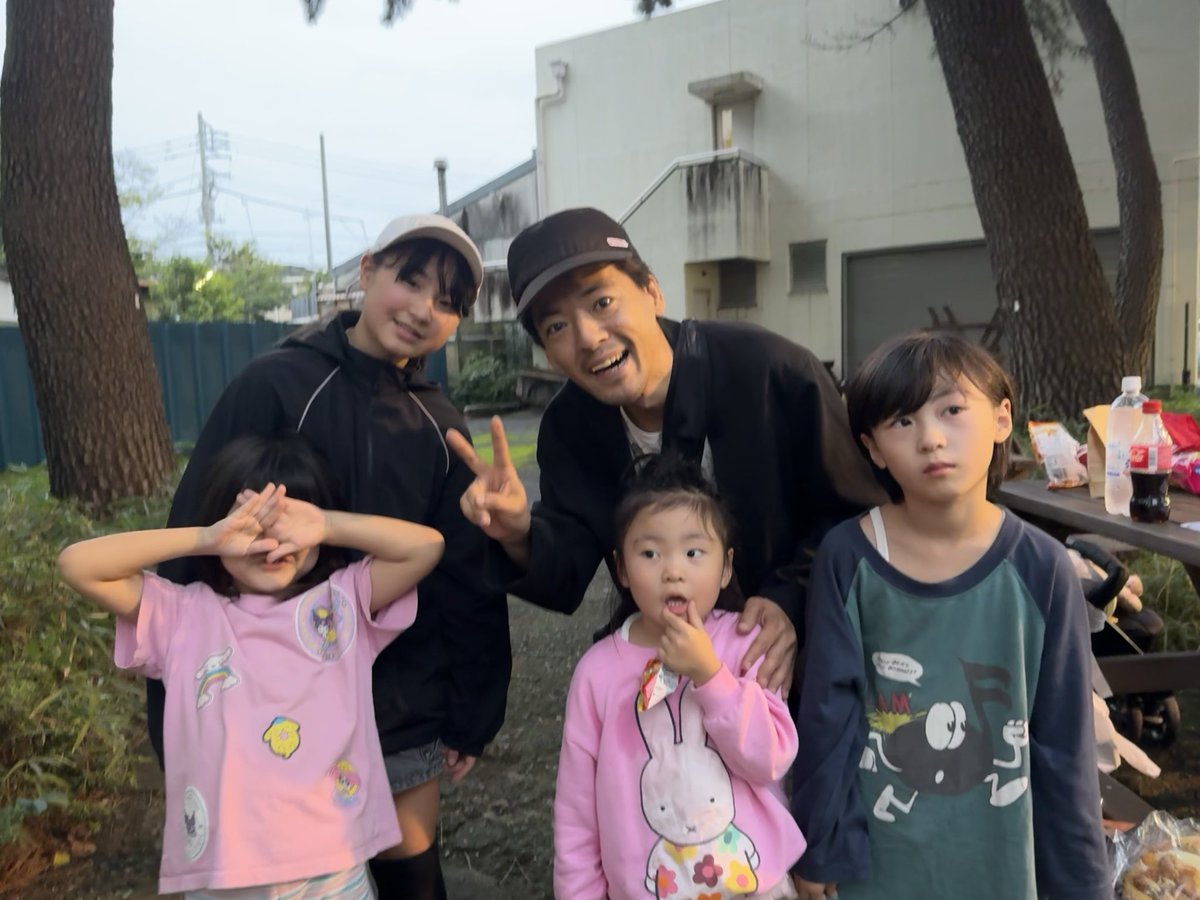 tavito_net's tweet photo. 先日のパンと音楽とアンティーク、大規模な蚤の市フェスを資本入れず自力でやっていて家族連れとコア層が共存する魅力的な空間、やけのはらくんのDJに合わせてずっと団扇でエアギターしてるちびっ子がいて可愛かった。

明日は浜松駅前にて、長年福祉に関わって来られた方が手作りした反戦イベント。 https://t.co/sSkObwp2Lq