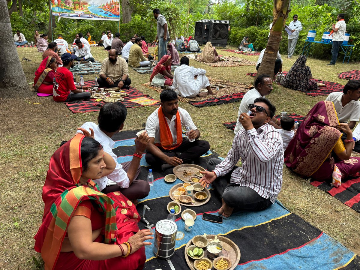 shyamtailorsjr's tweet photo. ❤️ सेवा यात्रा में आज मिला अपनत्व का स्वाद!

धार जिले के खलघाट स्थित मुनि बाबा आश्रम में भारतीय जनता युवा मोर्चा के यशस्वी राष्ट्रीय अध्यक्ष डॉ. हेमांग जोशी जी की गरिमामयी उपस्थिति में सेवा यात्रियों ने लगभग 50 ग्रामीण परिवारों के साथ आत्मीयता से भोजन किया।

प्रधानमंत्री श्री नरेंद्र मोदी जी एवं मुख्यमंत्री डॉ. मोहन यादव जी की जनकल्याणकारी योजनाओं से लाभान्वित इन परिवारों ने अपने हाथों से भोजन बनाकर सेवा यात्रियों के लिए प्रेमपूर्वक परोसा।

पिछले पाँच दिनों से यात्रा पर निकले सेवा यात्रियों के लिए परिवारों के साथ बैठकर घर जैसा भोजन, अपनत्व और सामाजिक समरसता का अनुभव करना इस यात्रा का अब तक का सबसे यादगार अनुभव रहा। ग्रामीण परिवारों के इस आत्मीय भाव और प्रेम से परोसे गए भोजन के लिए मैं हृदय से आभार व्यक्त करता हूँ।

भोजन के साथ जनकल्याणकारी योजनाओं और ग्रामीण जीवन से जुड़े अनुभवों पर भी आत्मीय संवाद हुआ।

सेवा यात्रा में आज भोजन नहीं, परिवार का स्नेह और समरसता मिली। ❤️🙏