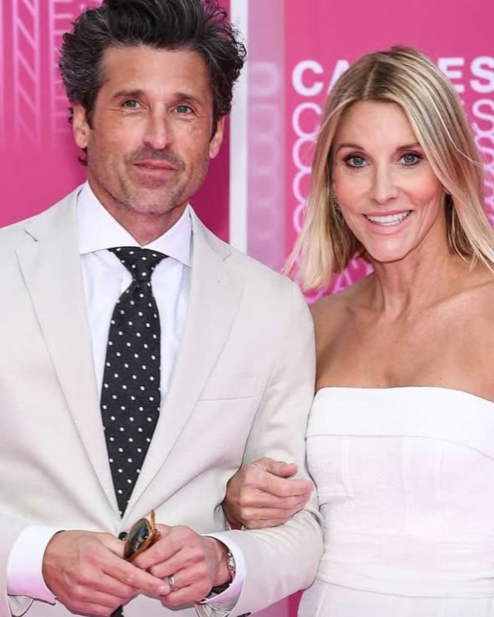 itsloveculture's tweet photo. Patrick Dempsey deixou “Grey’s Anatomy” e abriu mão de cerca de US$ 400 mil por episódio depois que sua esposa pediu o divórcio. Ele decidiu se afastar da série para se dedicar à família. No fim, deu tudo certo, ela retirou o pedido e os dois continuam casados até hoje. https://t.co/HilHS9xMga