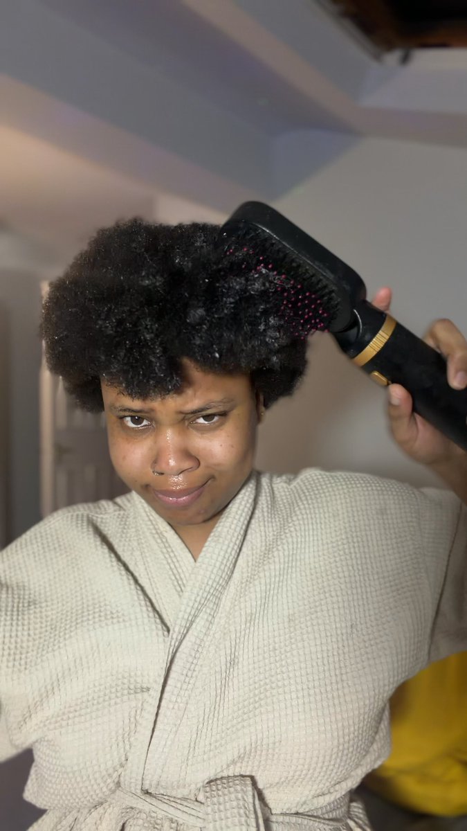 theekelose's tweet photo. “Your hair costs £150”
Me: interesting😂😂 https://t.co/ikU5hSZ7Zc