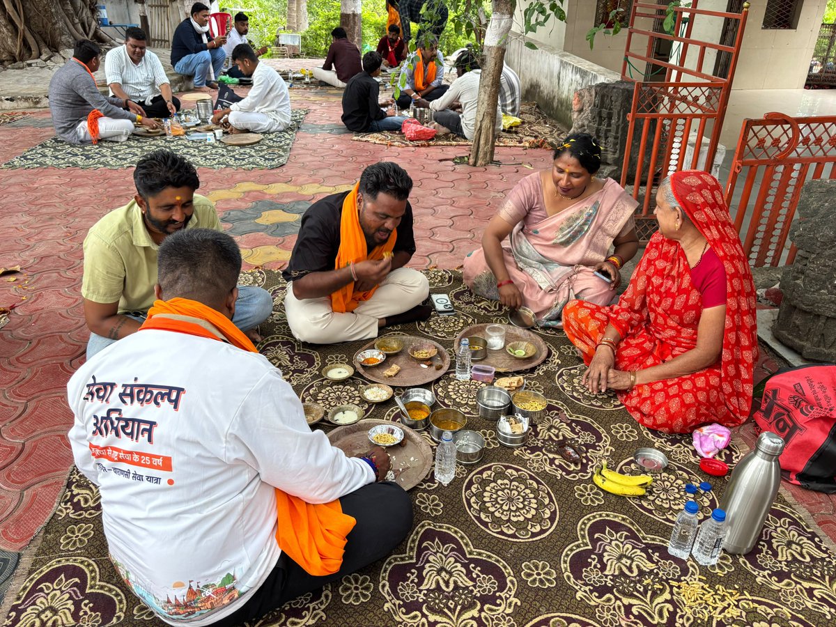shyamtailorsjr's tweet photo. ❤️ सेवा यात्रा में आज मिला अपनत्व का स्वाद!

धार जिले के खलघाट स्थित मुनि बाबा आश्रम में भारतीय जनता युवा मोर्चा के यशस्वी राष्ट्रीय अध्यक्ष डॉ. हेमांग जोशी जी की गरिमामयी उपस्थिति में सेवा यात्रियों ने लगभग 50 ग्रामीण परिवारों के साथ आत्मीयता से भोजन किया।

प्रधानमंत्री श्री नरेंद्र मोदी जी एवं मुख्यमंत्री डॉ. मोहन यादव जी की जनकल्याणकारी योजनाओं से लाभान्वित इन परिवारों ने अपने हाथों से भोजन बनाकर सेवा यात्रियों के लिए प्रेमपूर्वक परोसा।

पिछले पाँच दिनों से यात्रा पर निकले सेवा यात्रियों के लिए परिवारों के साथ बैठकर घर जैसा भोजन, अपनत्व और सामाजिक समरसता का अनुभव करना इस यात्रा का अब तक का सबसे यादगार अनुभव रहा। ग्रामीण परिवारों के इस आत्मीय भाव और प्रेम से परोसे गए भोजन के लिए मैं हृदय से आभार व्यक्त करता हूँ।

भोजन के साथ जनकल्याणकारी योजनाओं और ग्रामीण जीवन से जुड़े अनुभवों पर भी आत्मीय संवाद हुआ।

सेवा यात्रा में आज भोजन नहीं, परिवार का स्नेह और समरसता मिली। ❤️🙏
