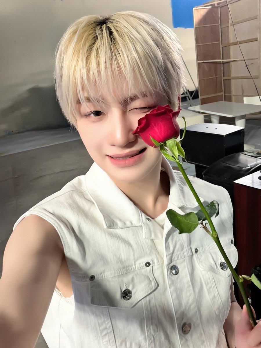 hsanjihoon's tweet photo. Roses are red, violets are blue. I could ask to be adored, but all I want is you. https://t.co/H1eOFeoGdL