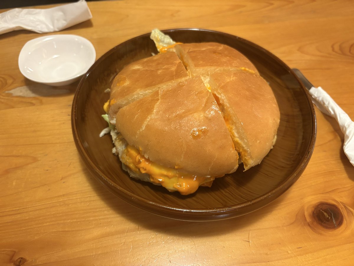 takemo0205's tweet photo. コメダのバーガーデカすぎんだろ https://t.co/eoggLld8MM